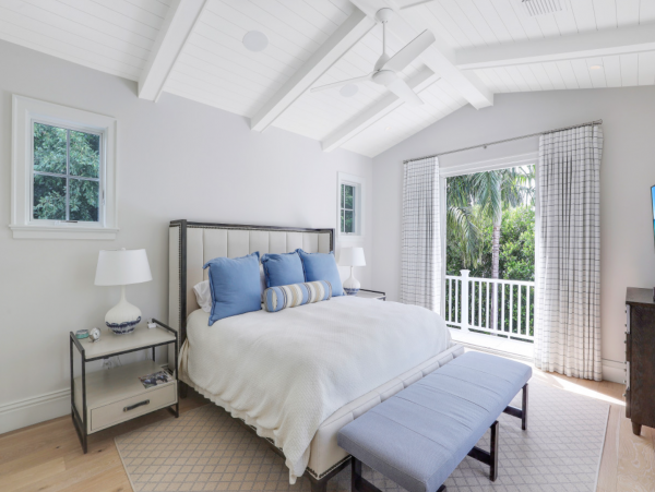 Luxurious Retreat with a Pool in Olde Naples, Steps from the Beach